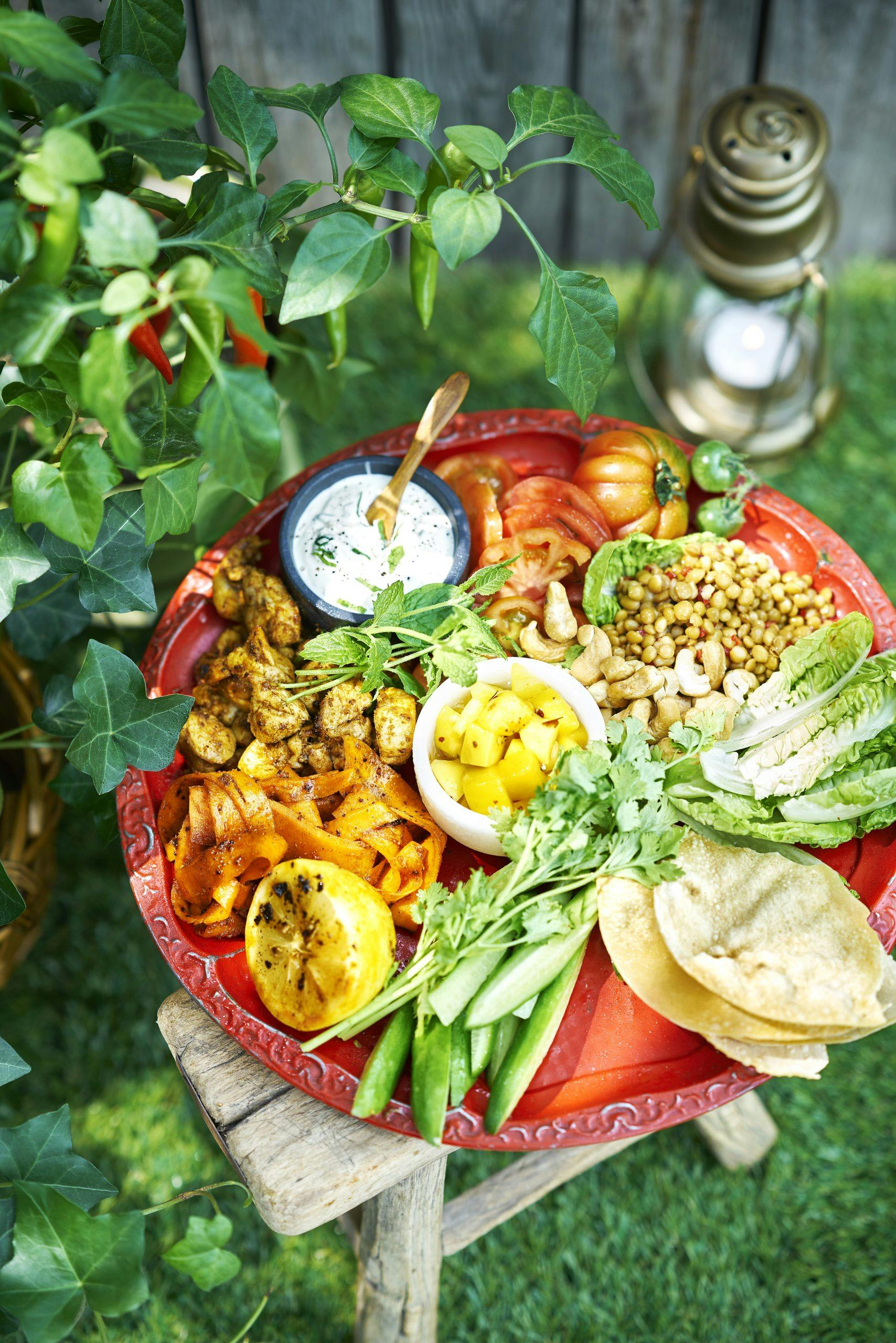 aom 1704120049 BaUZHY Indisk kyllingsalat med syltet mango